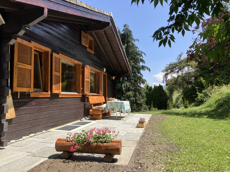 Huis en tuin in de zomer | Chalet la Bûche